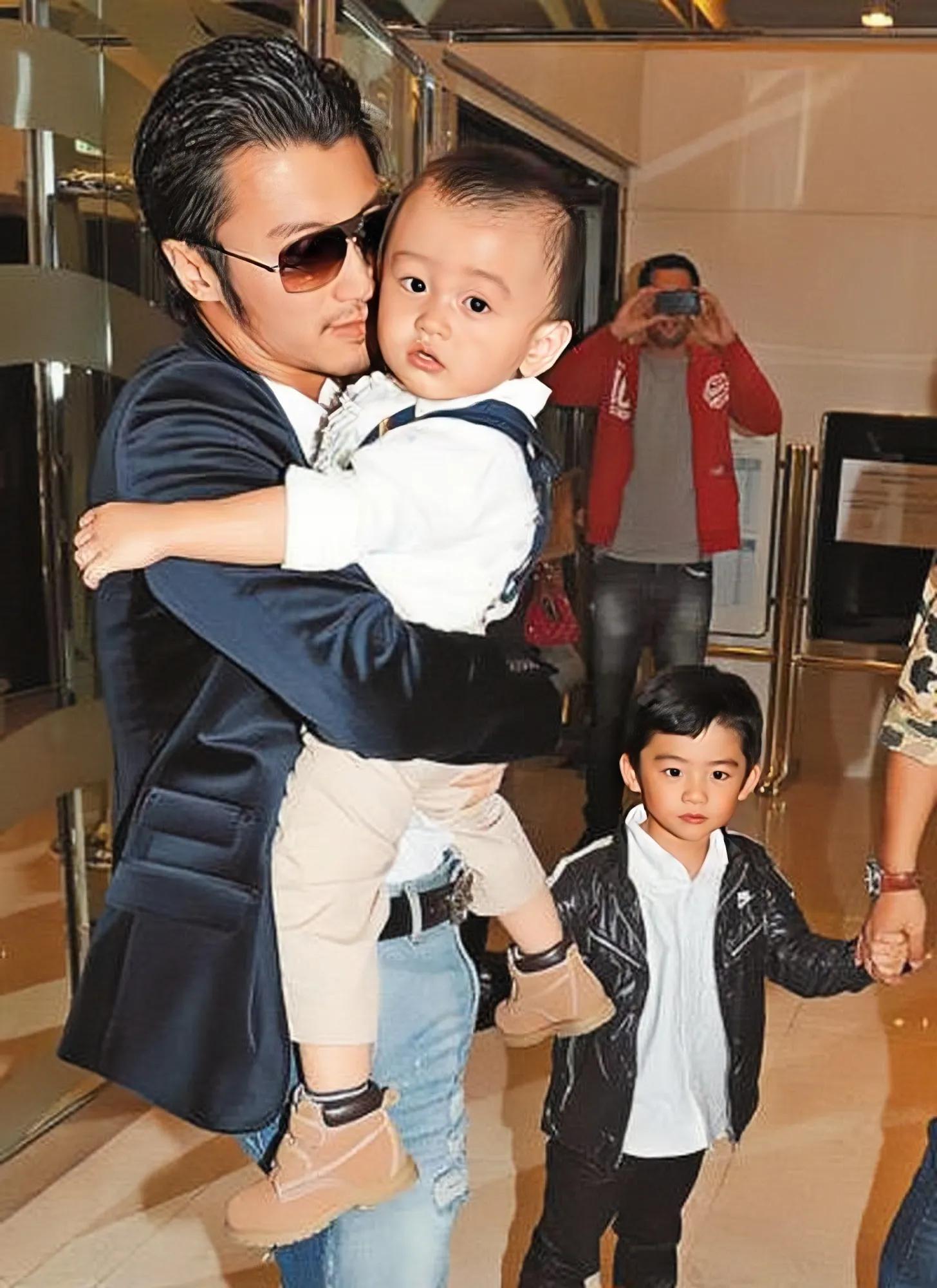 张柏芝|张柏芝被曝与谢霆锋复合后首露面,与粉丝亲切合影,懒理外界传闻