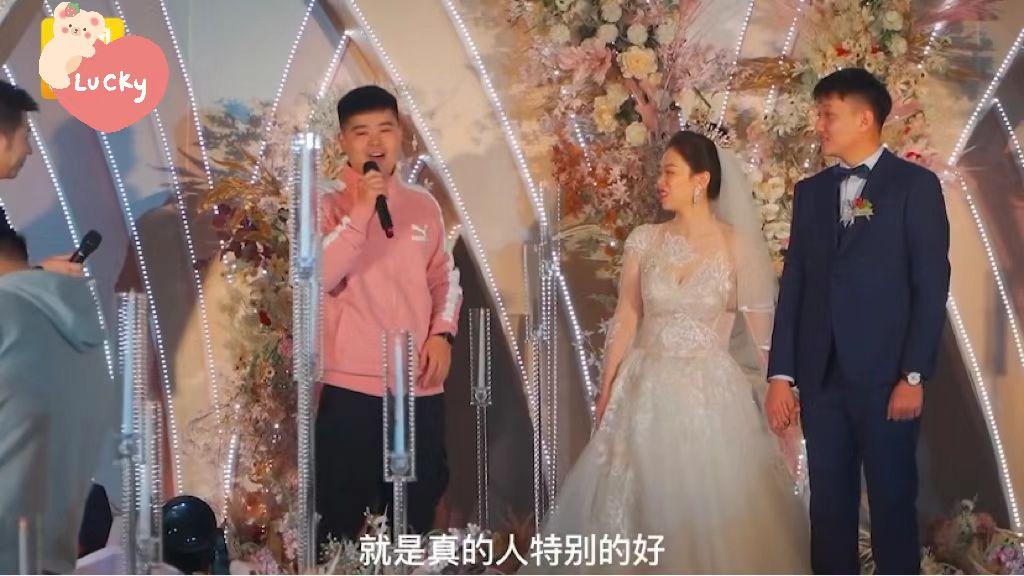 婚礼上男同学讲话祝福新郎新娘,新娘一举动让网友直呼:情商真高