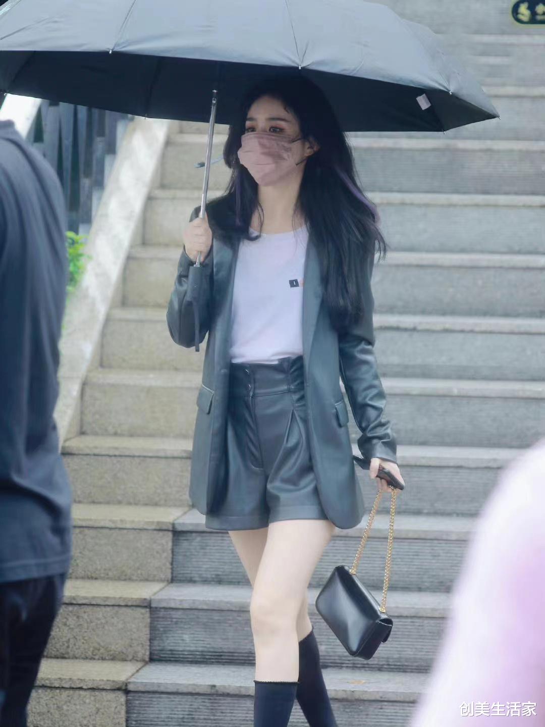 赵丽颖|赵丽颖穿黑色pu西装套装配挑染公主切发型，酷飒十足