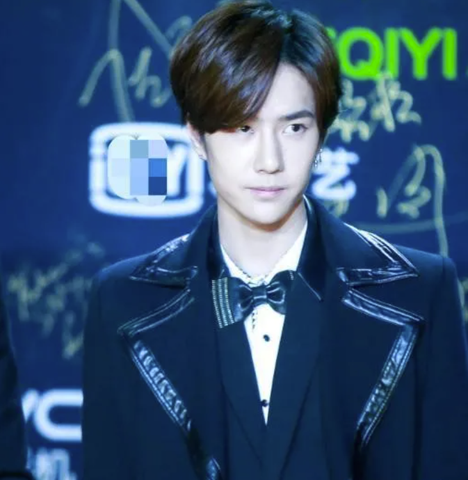 王一博|王一博曾被前经纪人黑脸翻白眼，签字现场3次回头问话被无视