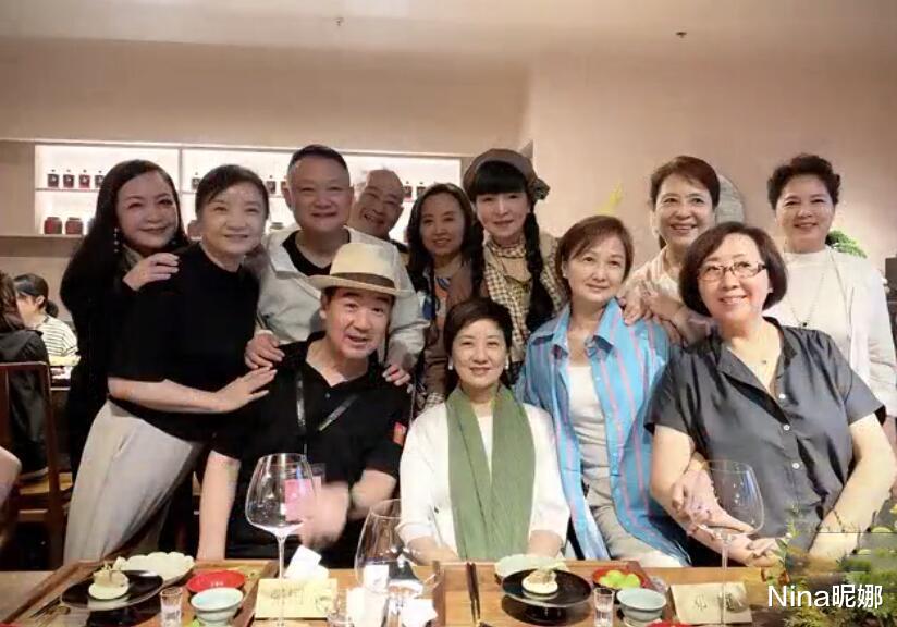 邓婕|张国立夫妇圈内聚会,65岁邓婕披绿丝巾容光焕发,出道35年不显老