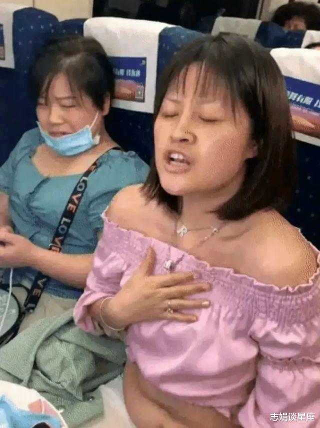 网红大妈高铁上直播,在视频里美得不像话,同座位阿姨一脸嫌弃