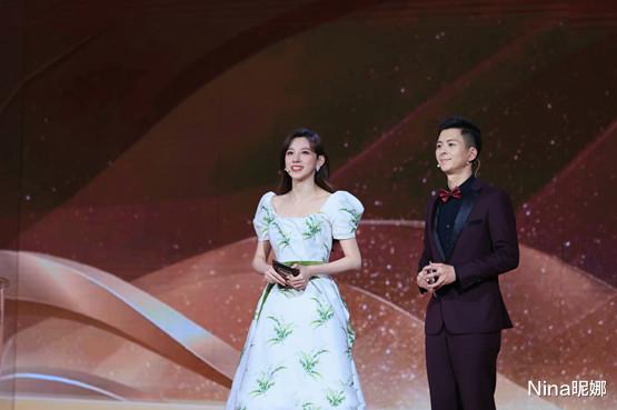 周洁琼|马凡舒元宵晚会扛大梁！甜美公主礼服变央视门面，龙洋穿红裙成陪衬