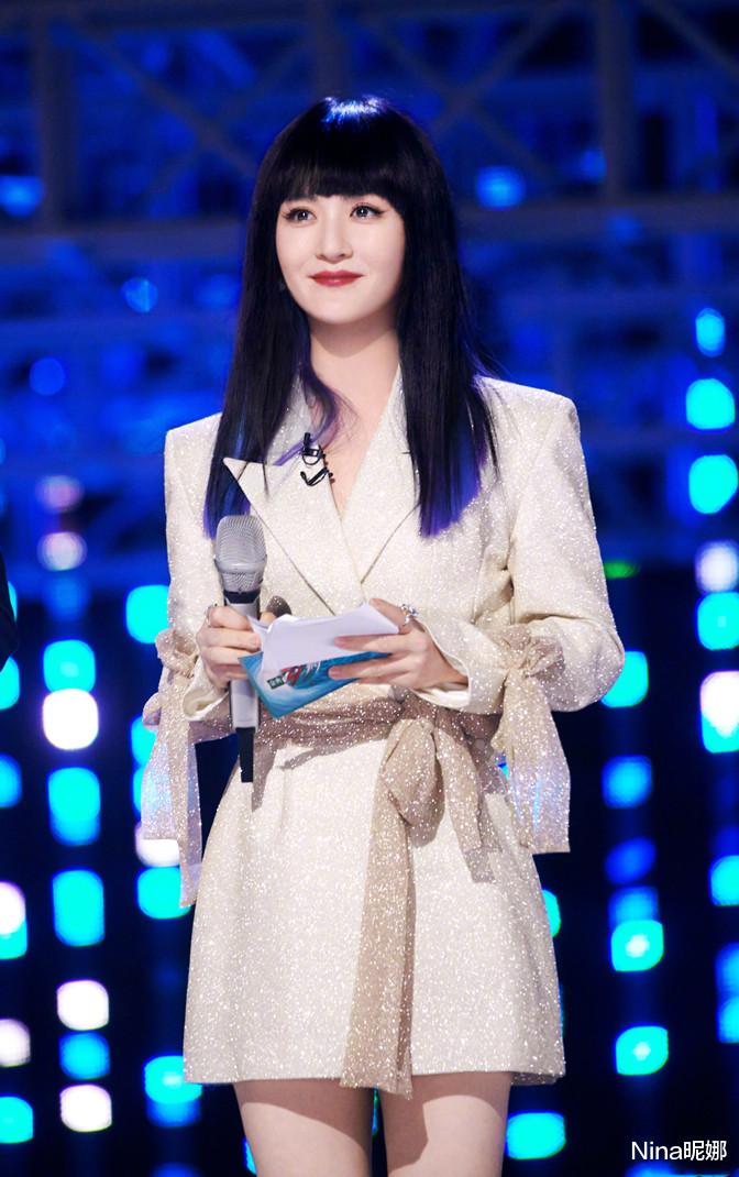减脂|谢娜主持浪姐首公赚大了！穿西装跳女团舞抢戏，梳齐刘海形象大变