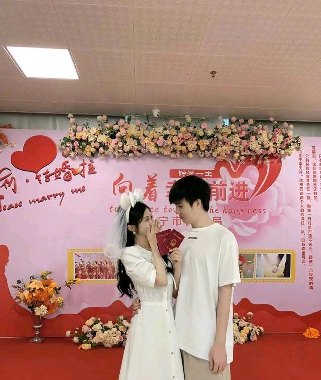 |严君泽晒出结婚证宣布结婚，妻子捂着嘴一脸娇羞，画面特别甜蜜