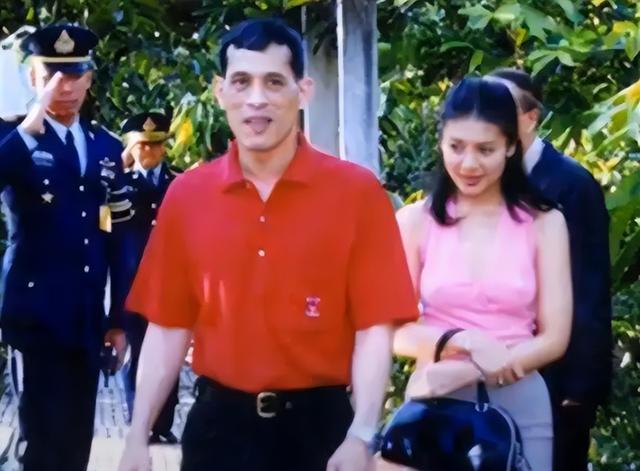 苏提达|44岁苏提达亮相限定海报，孔雀蓝服饰衬托颜值，折扇在手美不胜收