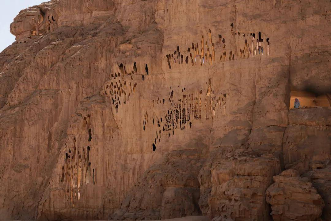 铜仁大峡谷|花3亿在岩石中“凿”出一个酒店，表面很粗糙，内部却大有乾坤