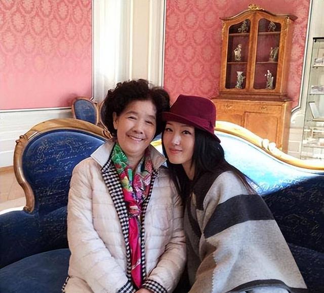 杨钰莹|赖文峰出狱后娶妻又生子，而杨钰莹却至今未婚，她在追求什么？