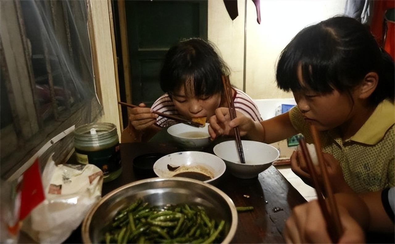 2015年,安徽15岁女孩“扮牛”让人骑,5块钱一次,如今怎样了?