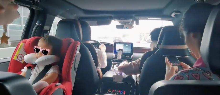 苗苗|郑恺和苗苗带女儿逛农场，女儿颜值高，细节看出苗苗很有母爱