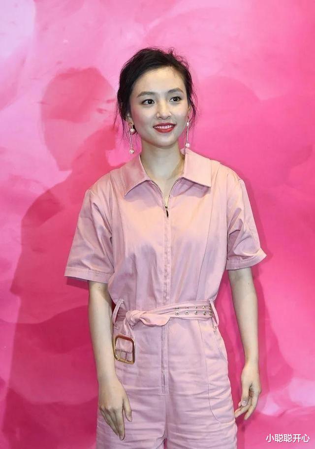 吴倩|晋升为辣妈的吴倩,出席活动,穿粉色连体裤还是那么清纯可爱