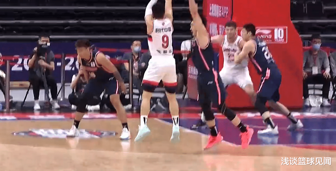 中超|陈盈君3分太吓人，命中率百发百中，他在小胡面前拔中超远太凶悍