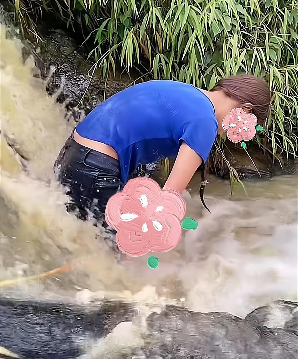 女子进池塘捉泥鳅,把自己弄得一身泥,直接站在河里洗身上的衣服