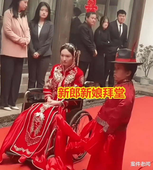 瘫痪女子嫁给侏儒新郎，宾客笑得开心、新娘冷淡一脸哀伤