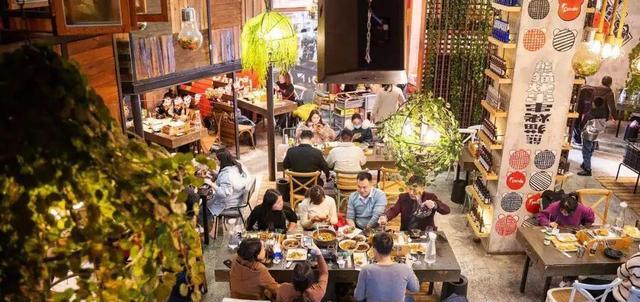 东北一串店规矩多引热议,禁玩手机每人低消10串
