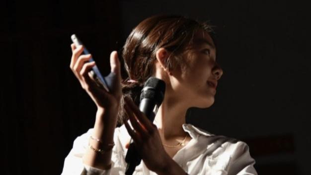 黄渤|16岁多多指导同学排舞台剧，手持话筒超干练，展现领导才能侧颜好俊