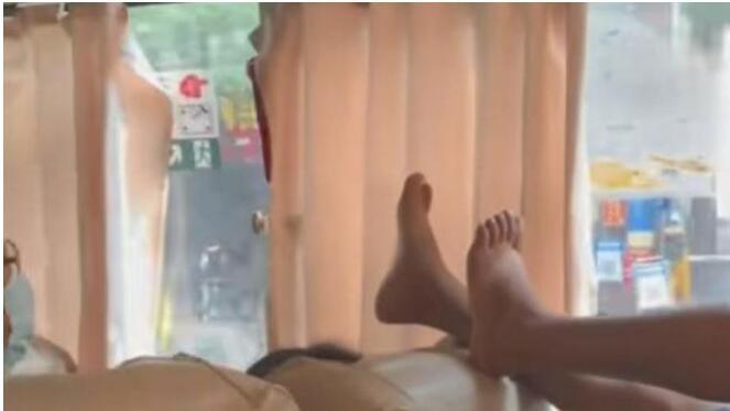 高铁上男子光脚搭在女子头上，屡劝不改，炫耀无耻的嘴脸让人难忍