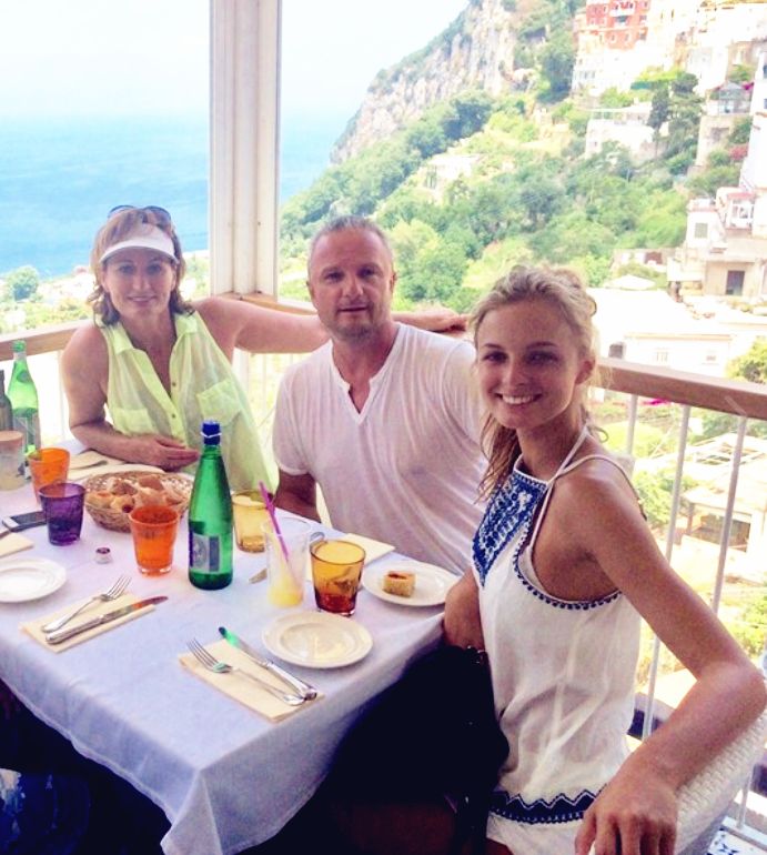 阿尔及利亚的顶级美人,颜值与才华俱佳,休闲美搭好接地气