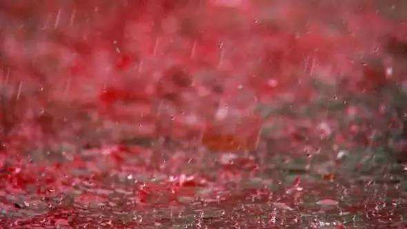天上竟会下红雨,什么是火龙卷? 几种神秘的自然现象