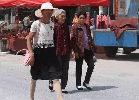 50岁男子天天穿裙子,和70岁光棍老汉同居3年,直言:很幸福