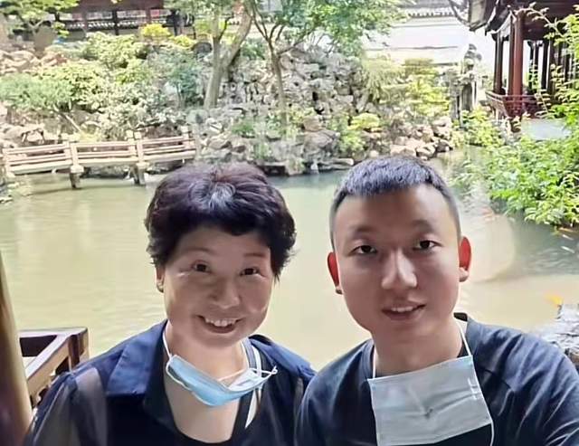 姚策|杜新枝晒照思念姚策，被嘲孩子走了忙着怀念，儿子病危却笑容灿烂