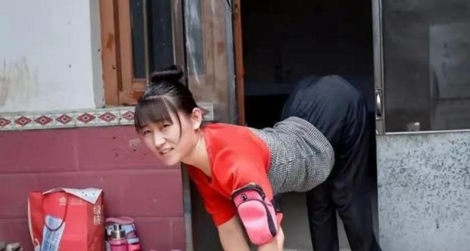 爬行女孩董明英,完全不顾家长反对24岁嫁给46岁光棍,如今过得如何?