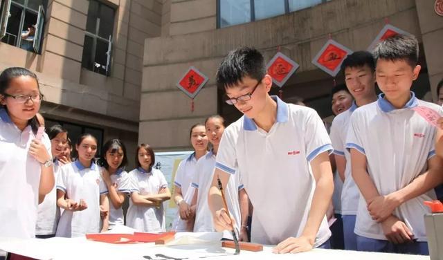 护肤品 中学生“标准发型”已出炉,男生剪完更阳刚了,女生:还咋见人?