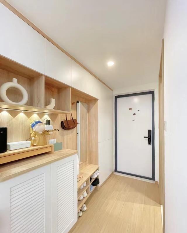 年轻夫妇拒绝“过度装修”,把75小家装修得堪称教科书,超有品味