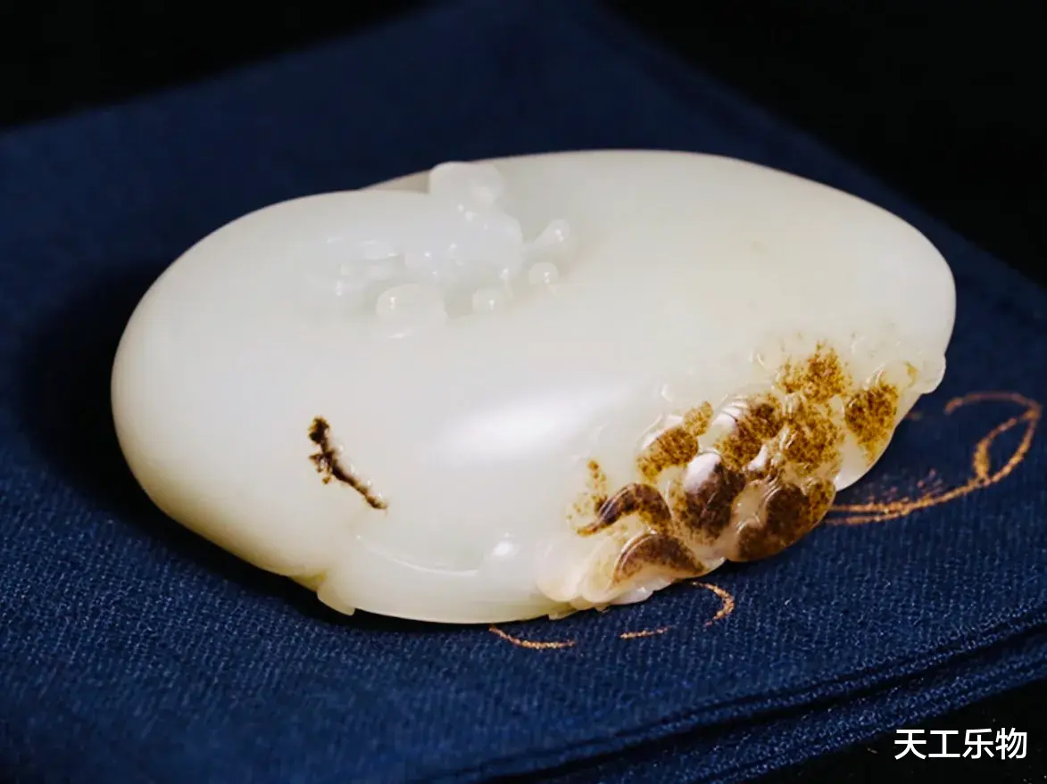 邮票|上手油的秋梨皮油膏料!一百多克的籽料羊脂玉“凤凰”价值几何?