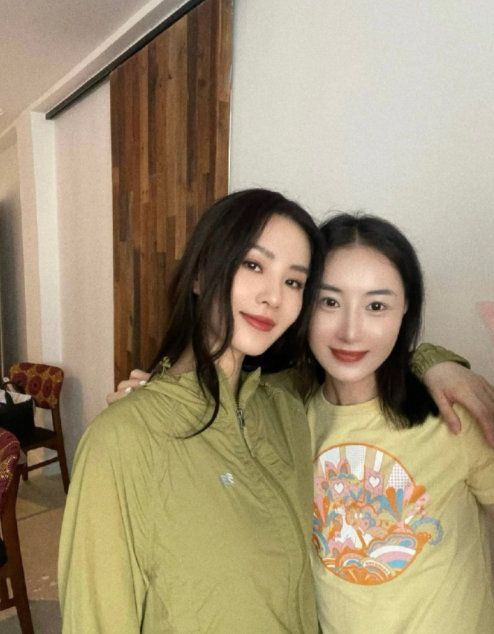 刘诗诗|刘诗诗近照好漂亮，穿防晒服与工作人员贴心合影，35岁气质绝美