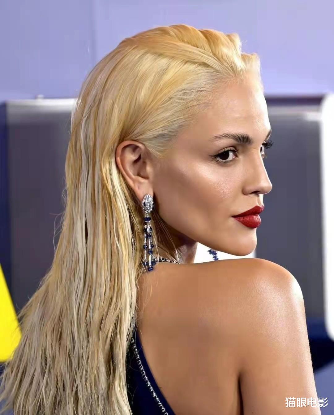 杰克·吉伦哈尔|女神艾莎染金发,涂烈焰红唇撞脸安吉丽娜朱莉,网友:这发色显老