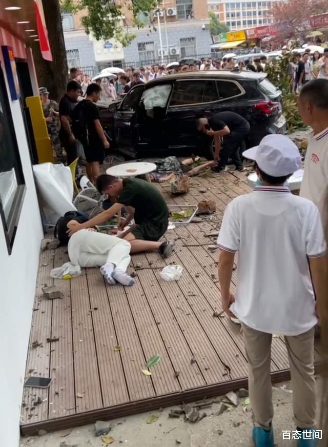 长沙女老师开宝马在校园开启“推土机”模式,人被撞飞,树被撞断