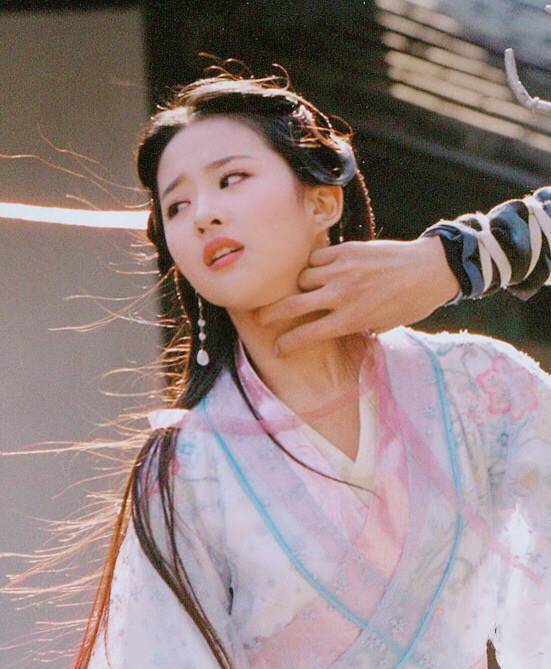 刘亦菲|刘亦菲上身穿着亮眼，乍一看像“三角布”