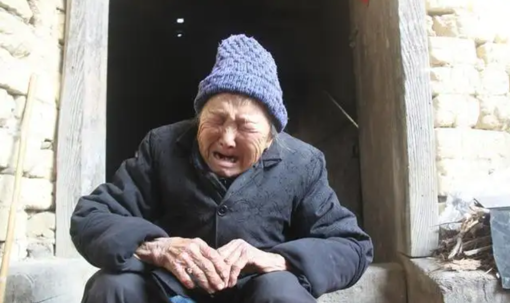 人死前为啥会流下眼泪?是看到了什么?并非迷信,有一些科学依据