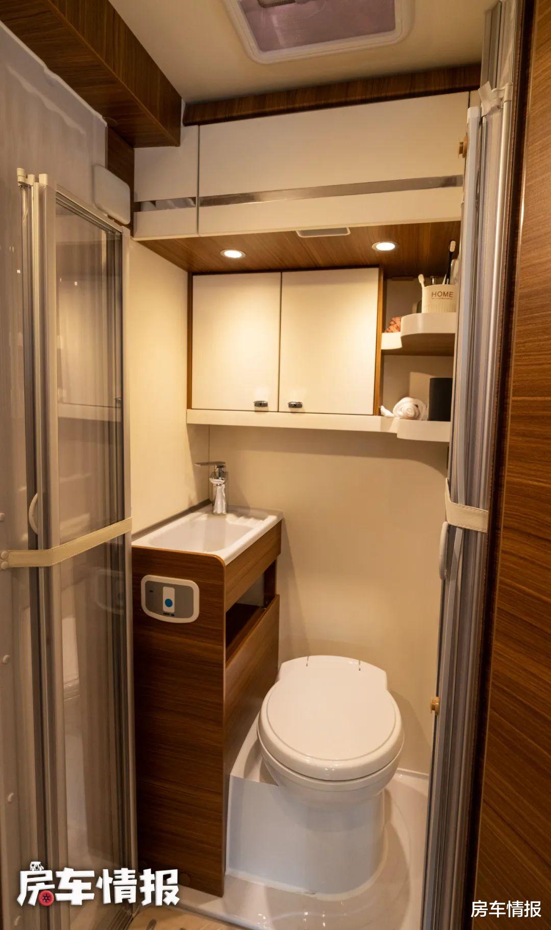 非常经典的5人房车,厕所干湿分离用着方便,内部比进口车还豪华