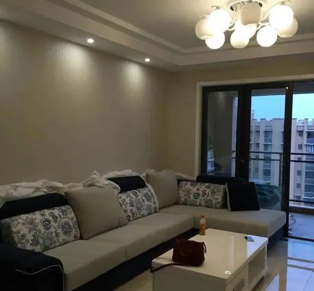 老公只不过在卧室窗角打了一排柜子,阳台立马变飘窗,漂亮实用!