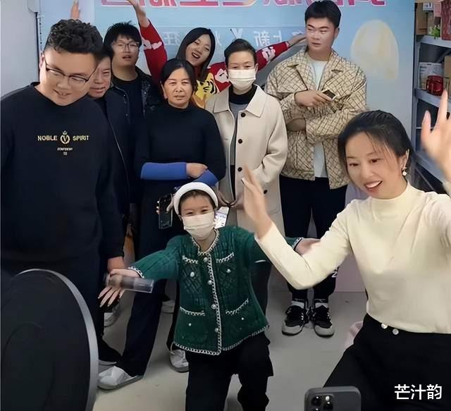 带货|杜新枝迎新年直播首秀，造型干练年轻了不少，再度回应网友质疑