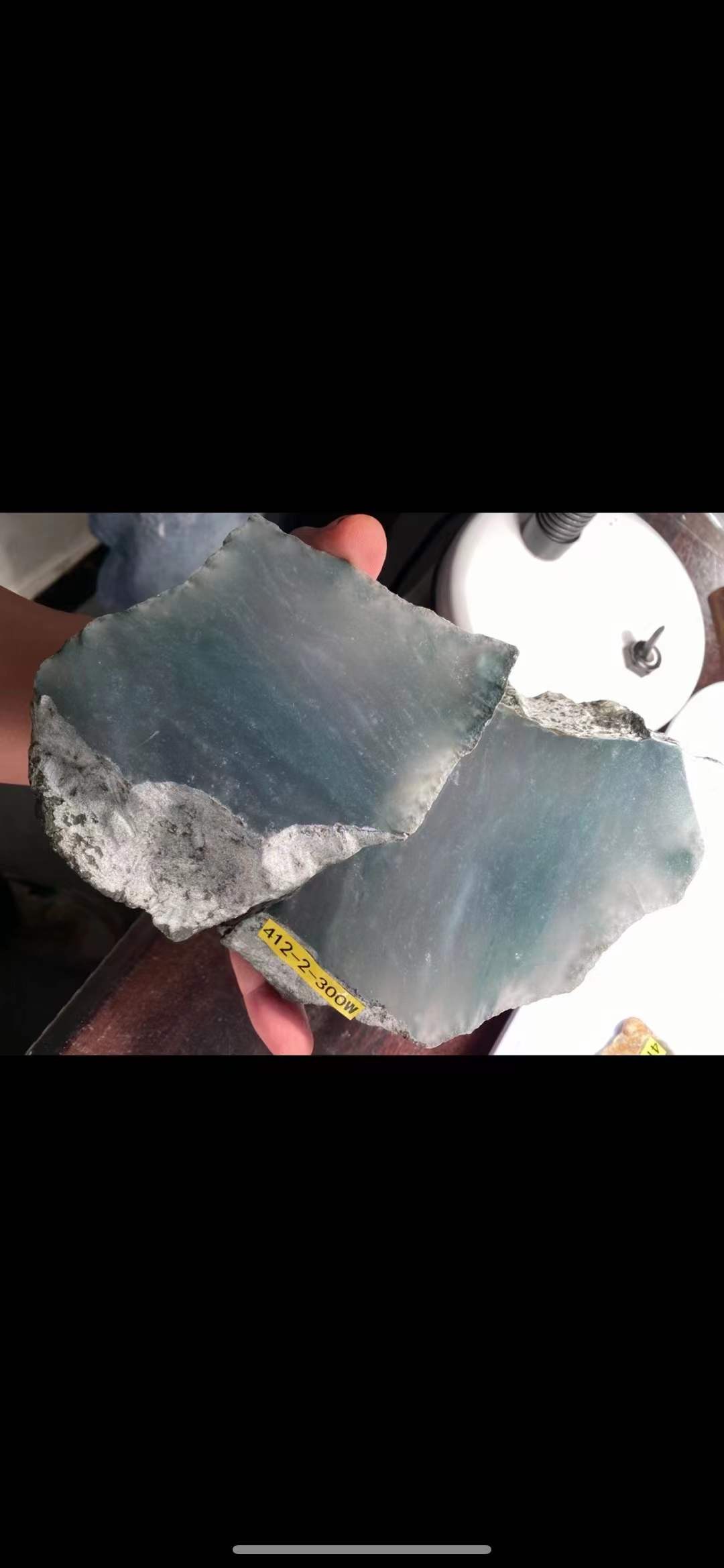 莫西沙|莫西沙翡翠原石的表面还会有明显的刀砍状纹路