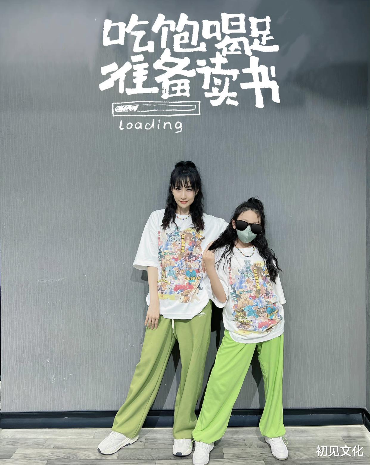 雷佳音|雷佳音老婆晒美照,穿黑丝秀大长腿似超模,10岁女儿身高近一米七