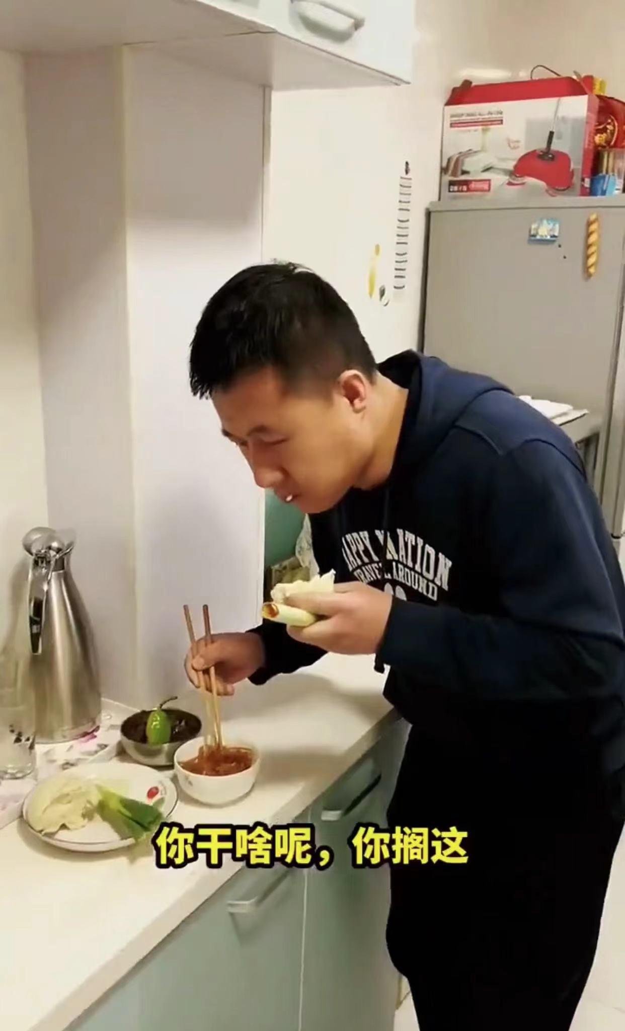 男子半夜下班回家,声音吵醒妻子,妻子的举动令他落泪:这就是家