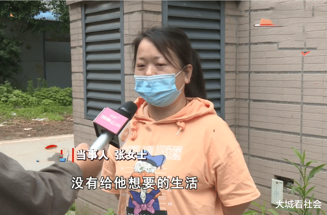 怪母亲没本事没出息,湖南一男子躺平不工作,天天就待在网吧里
