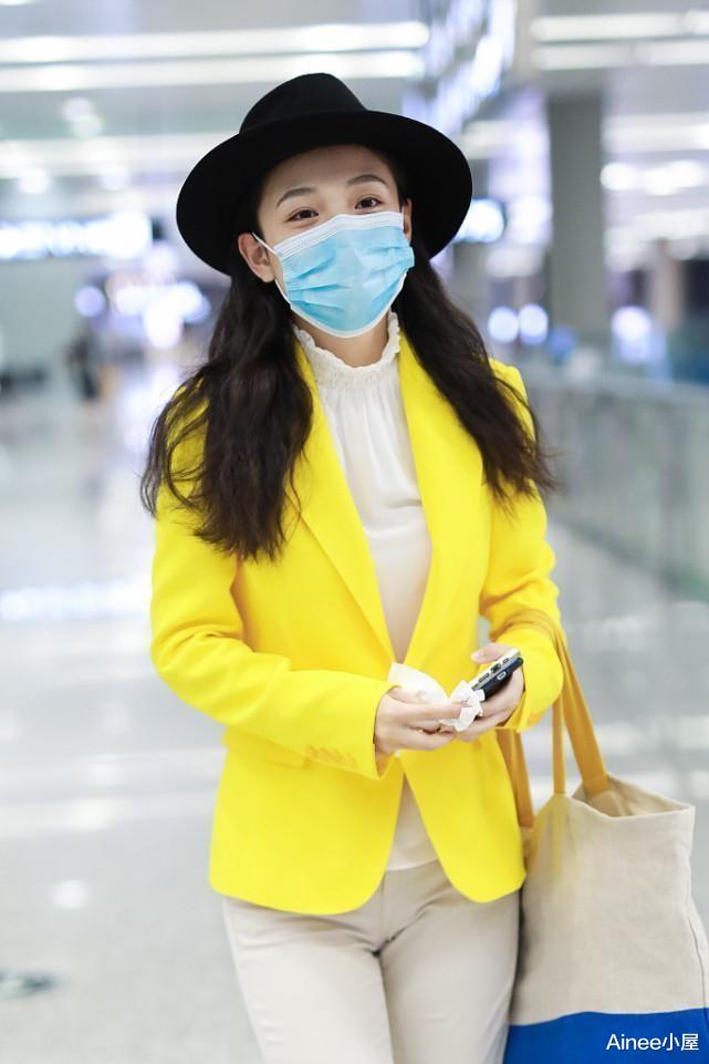 商品房预售|吴倩真没有30+的感觉,荧光色西装配白衬衫,素颜气质也挺甜