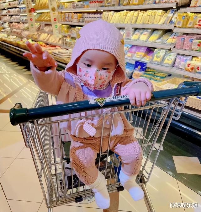 李亚鹏|李亚鹏娇妻晒带娃日常,产后不足一年瘦脱相,小公主光头模样超萌