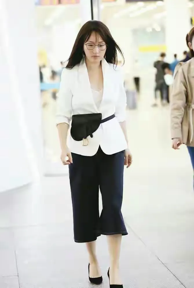 杨钰莹|51岁杨钰莹终于不再装嫩！一身黑白职场穿搭现身机场，霸气又很有大女人感