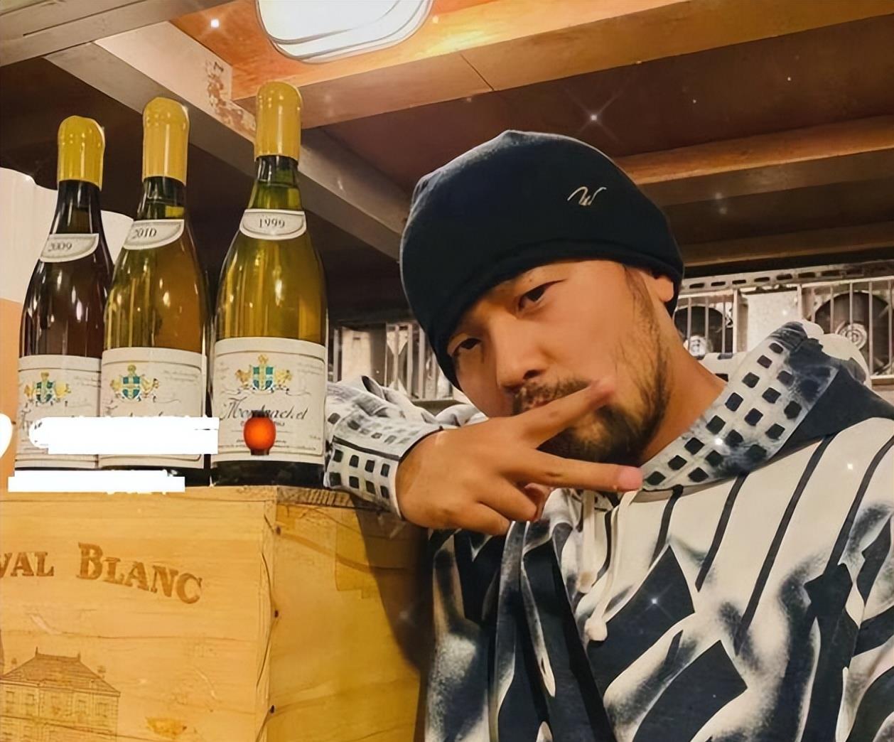 周杰伦|周杰伦病愈后正式复工，私下和好友聚餐放松，喝18万红酒太阔气