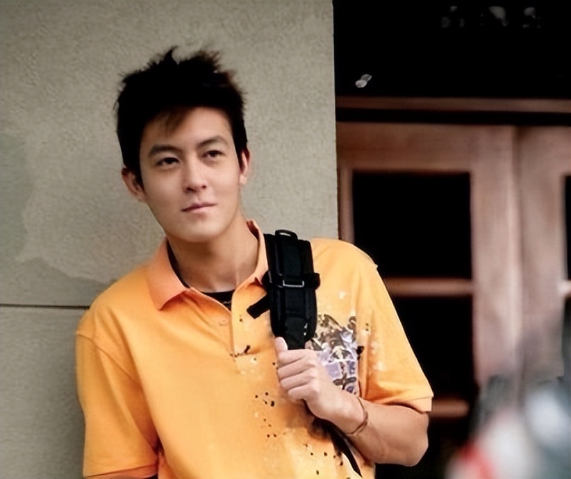 陈冠希|冠希哥为老婆秦舒培庆生，海边嘟嘴亲吻很恩爱，图片颇有艺术感