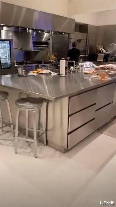 金·卡戴珊|卡戴珊晒豪宅被群嘲?食品间比一般公寓大,网友骂:太浪费!