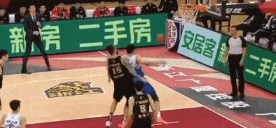 武磊|救对手外援被广告牌砸 CBA别逼球员这样舍己为人