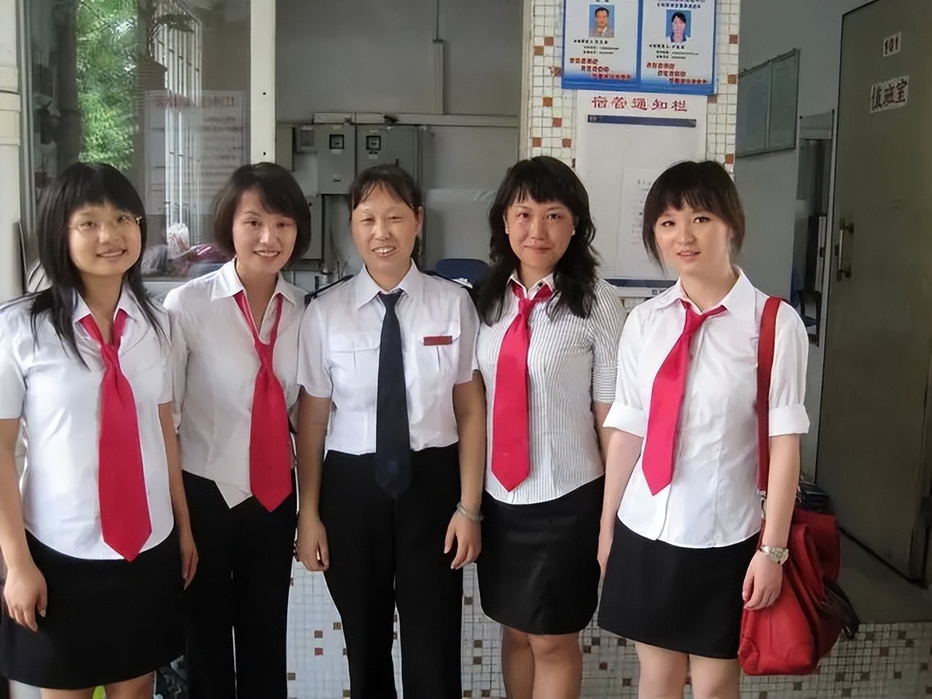 00后|“少走30年弯路”,00后毕业生成为宿管阿姨,本人表示很满足