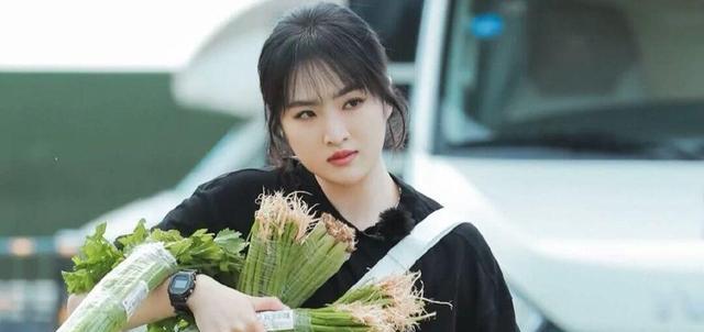 姚安娜|姚安娜亮相《去有风的地方》,手机做礼物霸气送剧组人员